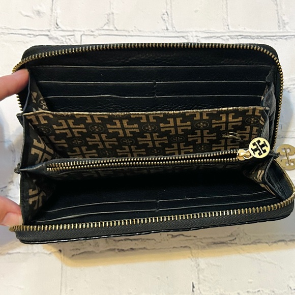 Tory Burch Black Croc-Embossed Long Zippy Wallet With Interior Logo Pattern - Picture 2 of 14